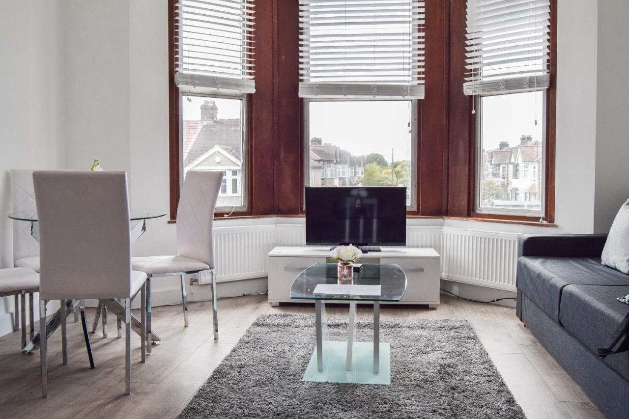 Morland Apartments - Hornchurch Londen Buitenkant foto