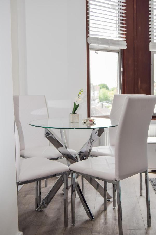 Morland Apartments - Hornchurch Londen Buitenkant foto