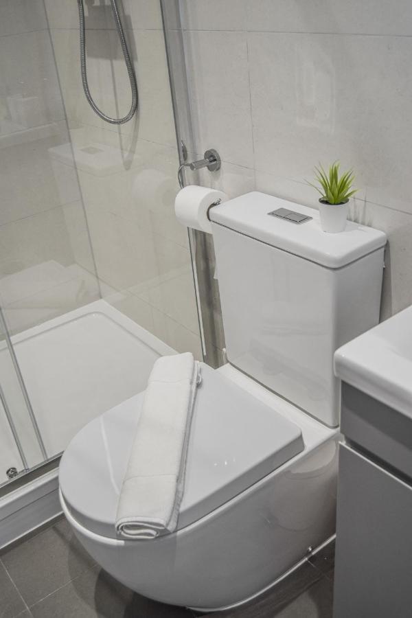 Morland Apartments - Hornchurch Londen Buitenkant foto
