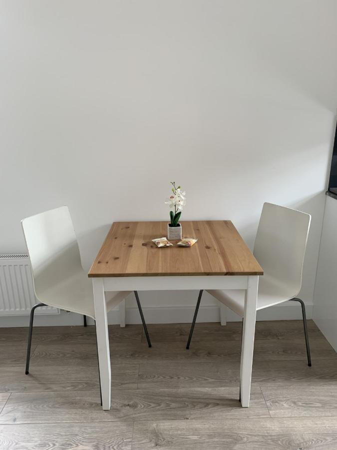 Morland Apartments - Hornchurch Londen Buitenkant foto
